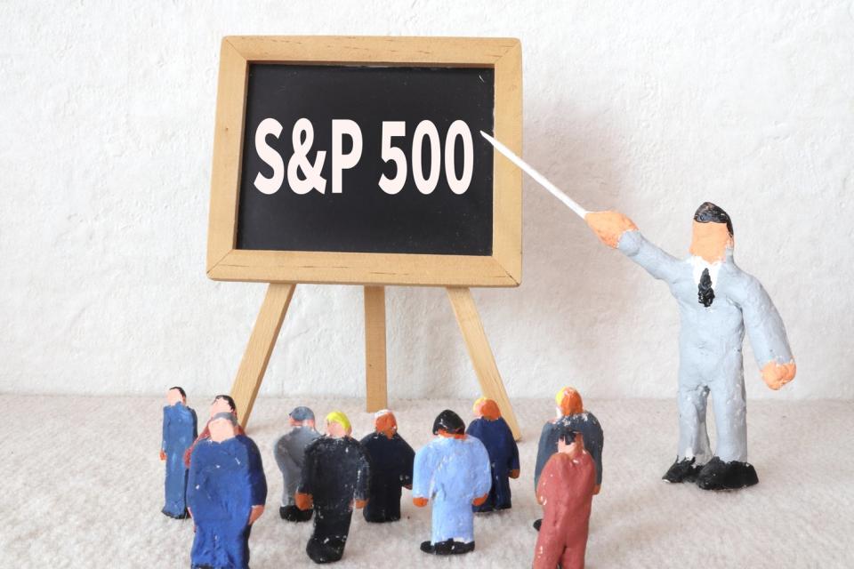 S&P 500 written on a chalk board.