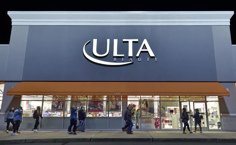 WILKES-BARRE, UNITED STATES - 2020/11/27: Shoppers line up outside of Ulta Beauty before the 6am opening on Black Friday. (Photo by Aimee Dilger/SOPA Images/LightRocket via Getty Images)