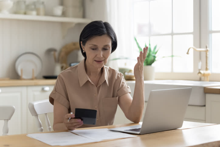 A senior woman comparing how much she has saved for retirement against other savers in her age group.