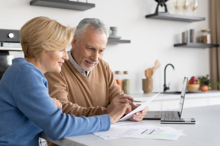 A senior couple compares their retirement savings with other people in their age group.