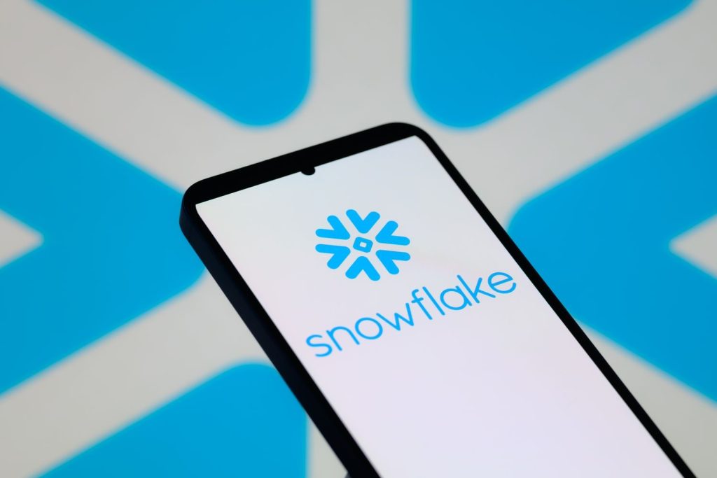 Snowflake Raises Fiscal 2026 Product Revenue Forecast as AI Demand Boosts Growth — Stockburger