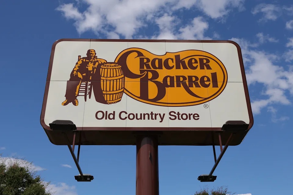 Cracker Barrel Shares Slide as Company Cuts Outlook Following Logo Reversal and Store Remodel Pause — Stockburger