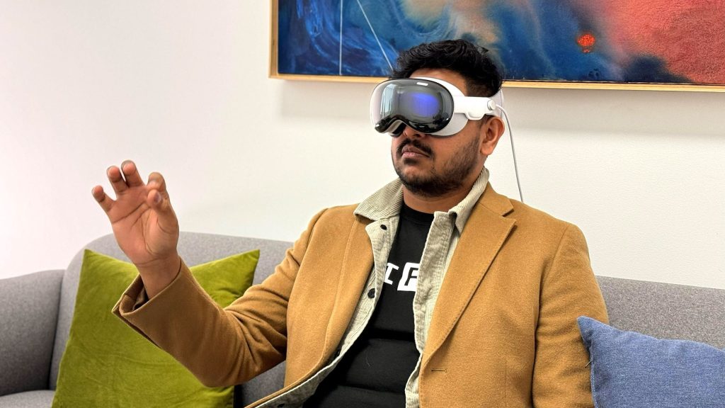 Apple Pauses Vision Pro Overhaul to Prioritize AI-Driven Smart Glasses, Bloomberg Reports image